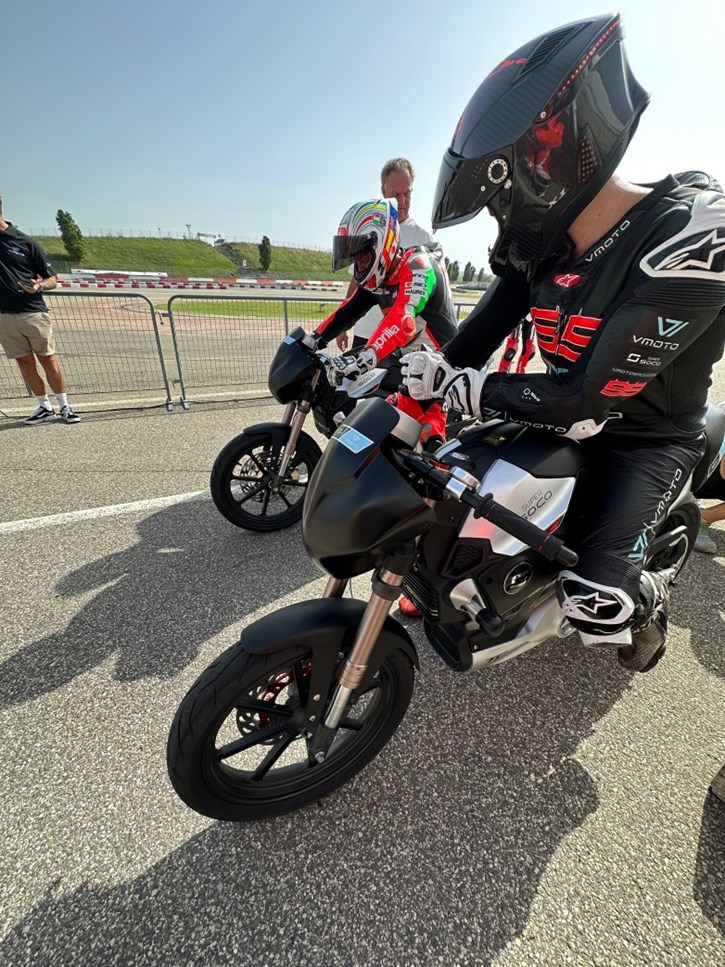 Ετοιμάζονται να μπουν στην πίστα οι Loris Capirossi και Jorge Lorenzo